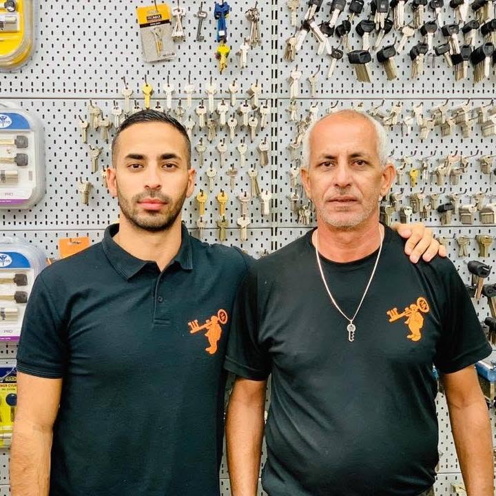 עוזי ואיתי כהן מול קיר המפתחות בחנות מיסטר קי אילת