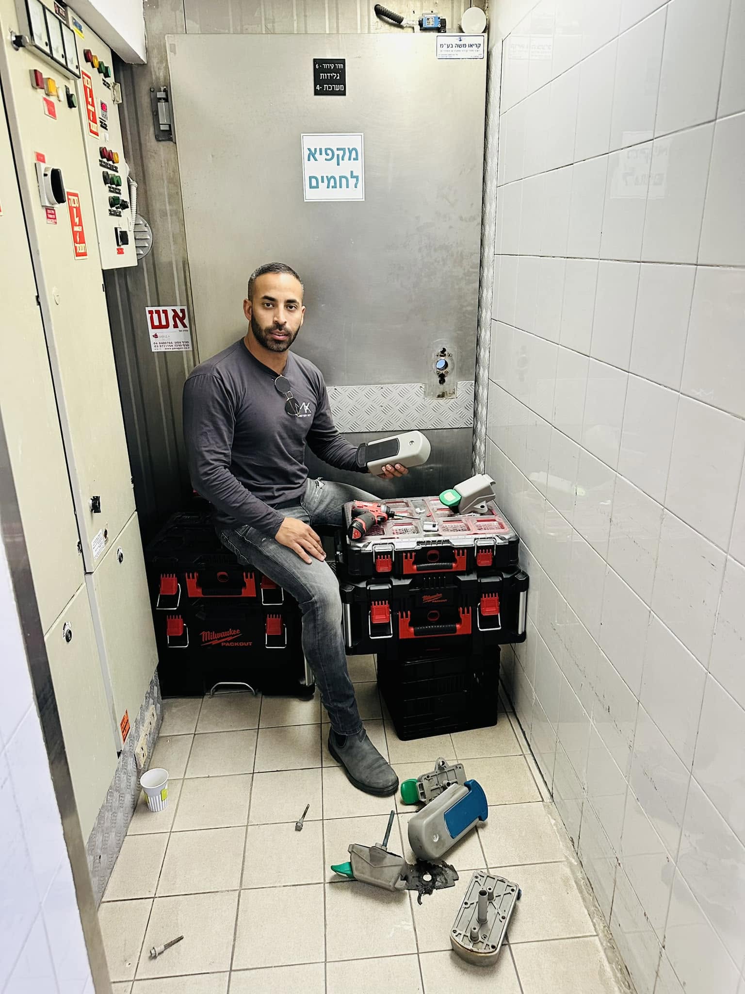 עבודת מנעולנות בשטח באילת